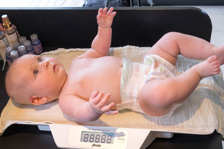 Baby op de verzorgtafel bij Baby Spa Twente