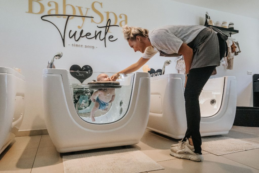 Baby Spa Twente | Baby spa in de buurt van Vriezenveen | Floatsessie baby Floatsessie onder begeleiding bij Baby Spa Twente