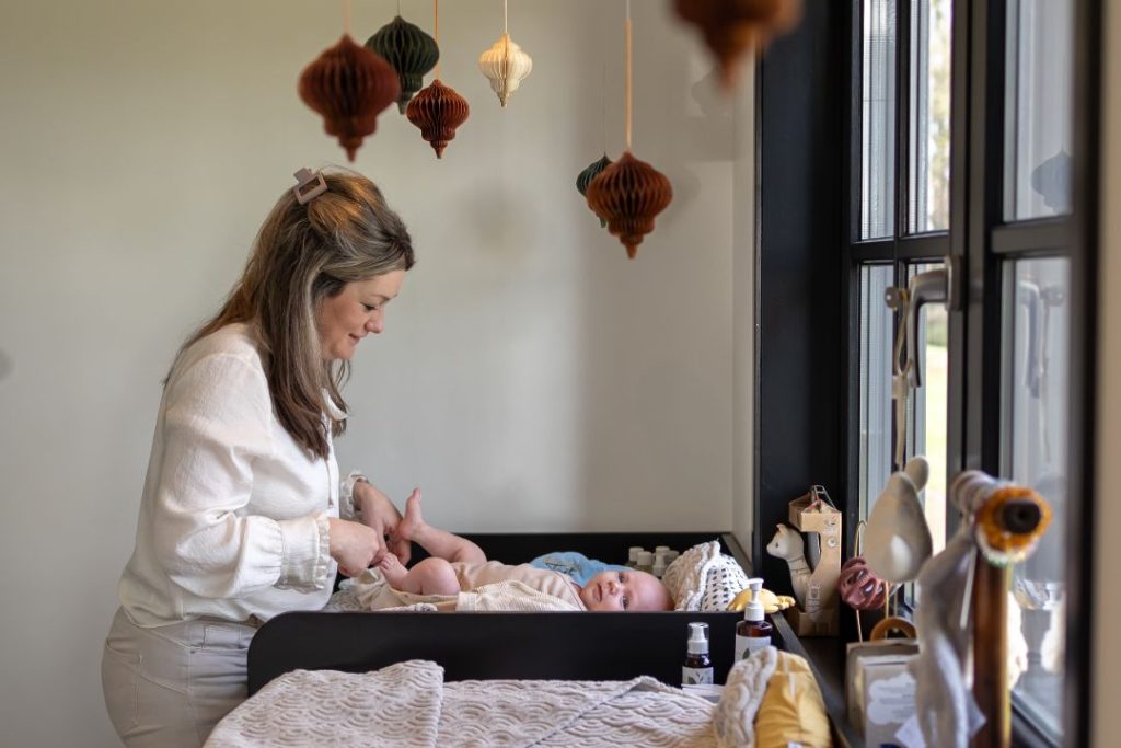 Verzorging en massage van een baby bij Baby Spa Twente