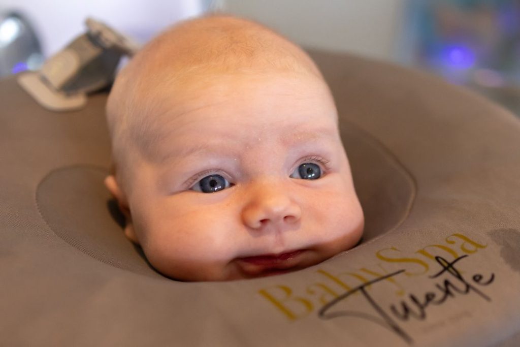 Baby geniet in het floatbad bij Baby Spa Twente
