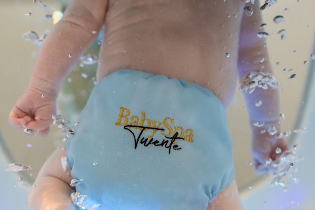 Baby Spa Twente | Baby spa in de buurt van Vriezenveen | MariekeAmelink6 1S5A9274 3 Baby met zwemluier van Baby Spa Twente