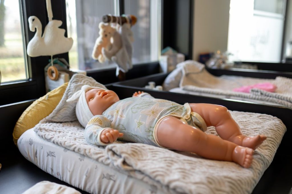 Baby Spa Twente | Babymassage: ontspanning, hechting en een handigheid voor thuis | MariekeAmelink60 1S5A9234 Baby wordt verzorgd bij Baby Spa Twente