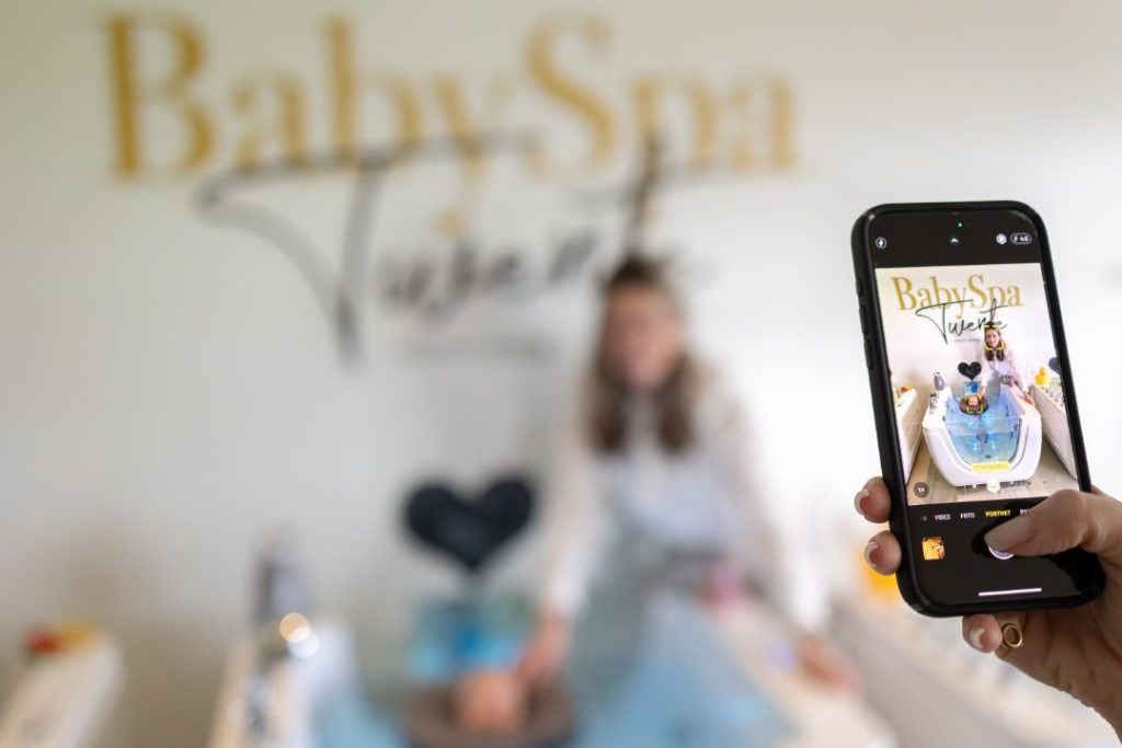 Baby Spa Twente | Een origineel kraamcadeau: geef een moment in plaats van een ding | MariekeAmelink70 1S5A9328 2 Een fotomoment bij Baby Spa Twente
