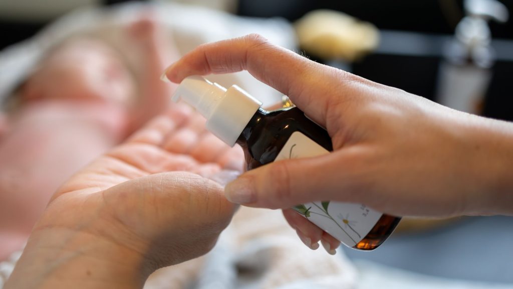 Baby Spa Twente | Babymassage: ontspanning, hechting en een handigheid voor thuis | MariekeAmelink87 1S5A9427 1 1 Babymassage van de voetjes bij Baby Spa Twente