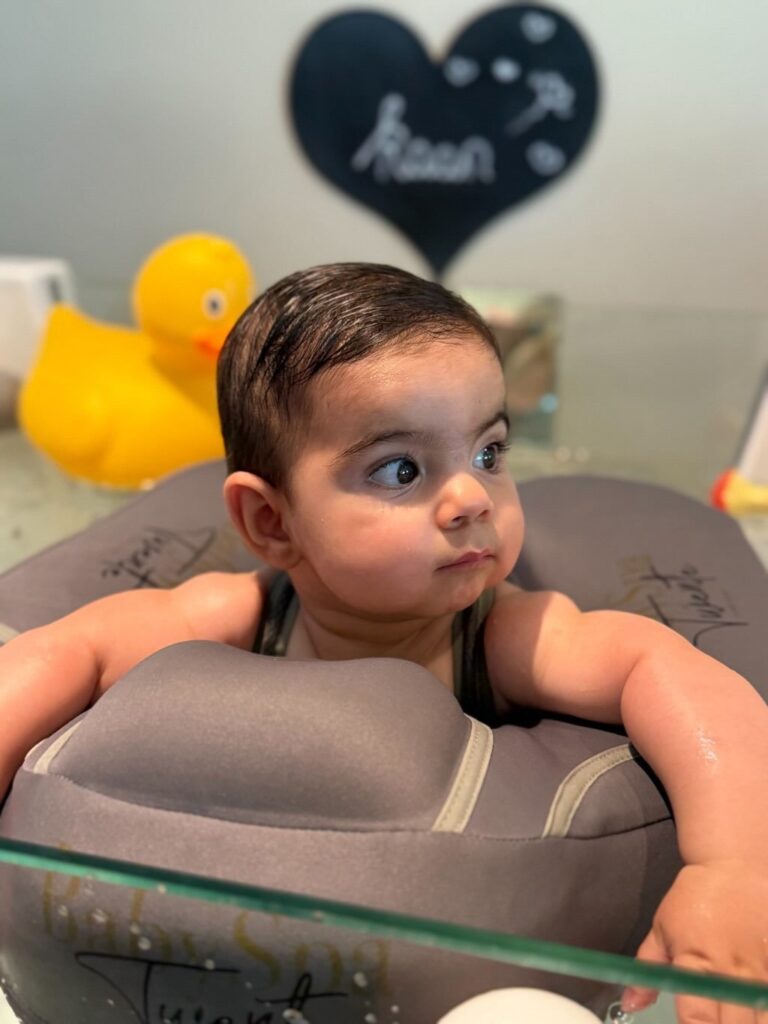 Twee baby's samen in het floatbad tijdens een Friends Float